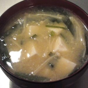 シャキシャキ♪ニラと豆腐とエノキのお味噌汁